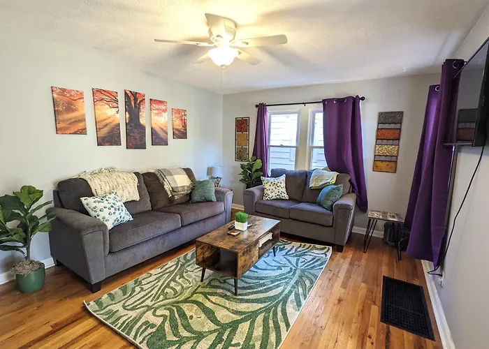 Holiday home Fenced Backyard, Deck, Pet-friendly Springfield