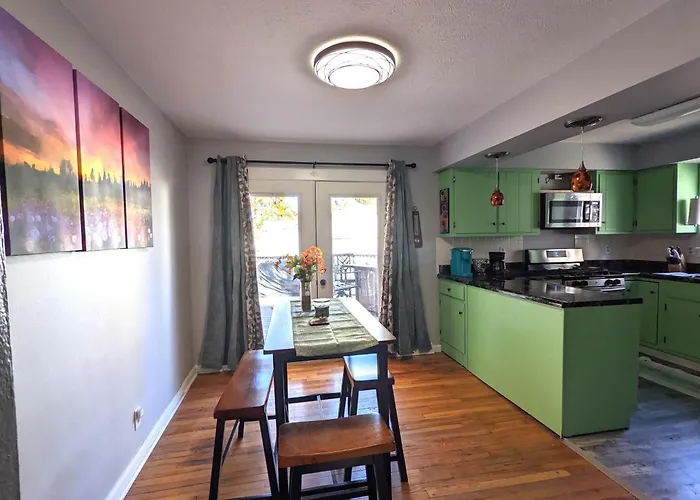 Fenced Backyard, Deck, Pet-friendly Holiday home