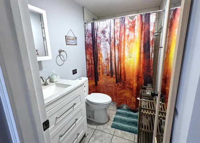 Holiday home Fenced Backyard, Deck, Pet-friendly *