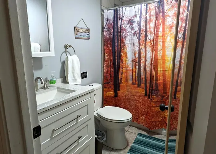 Fenced Backyard, Deck, Pet-friendly Holiday home *