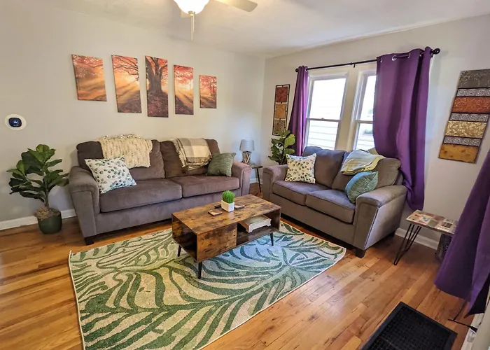 Holiday home Fenced Backyard, Deck, Pet-friendly Springfield