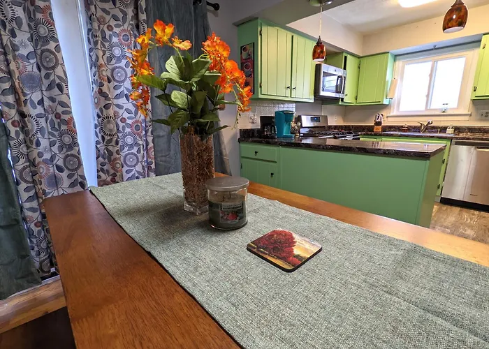 Fenced Backyard, Deck, Pet-friendly * Springfield