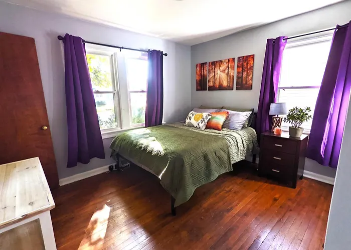 Fenced Backyard, Deck, Pet-friendly Holiday home