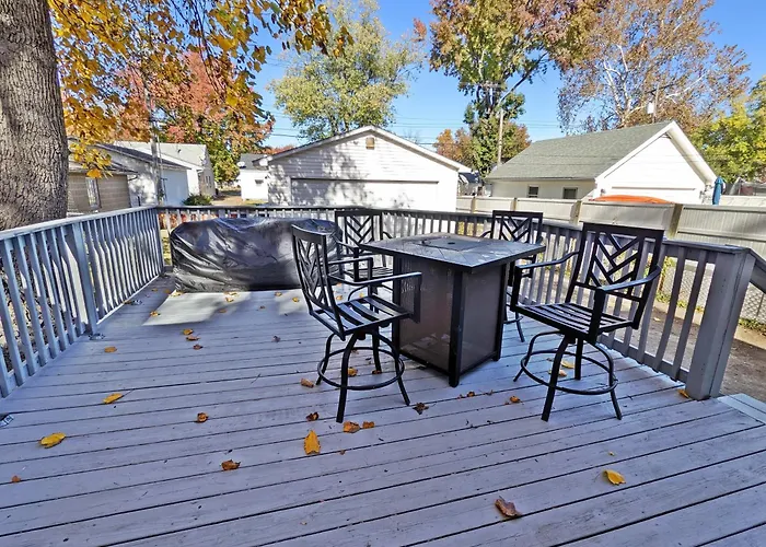 Fenced Backyard, Deck, Pet-friendly Holiday home