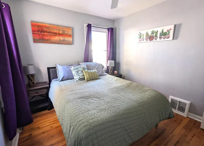 Fenced Backyard, Deck, Pet-friendly Holiday home *
