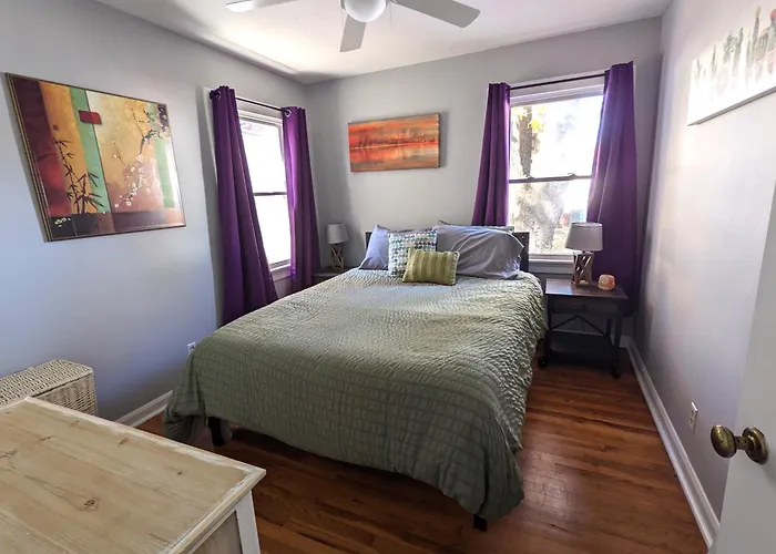 Fenced Backyard, Deck, Pet-friendly Springfield