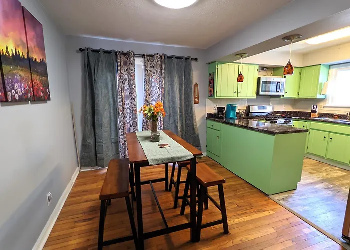 Holiday home Fenced Backyard, Deck, Pet-friendly *