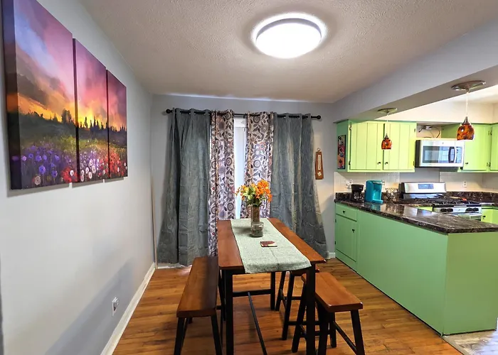 Fenced Backyard, Deck, Pet-friendly * Springfield